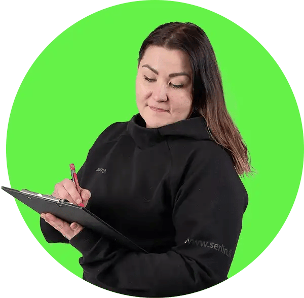 Mira laskemassa rahoitustarjousta asiakkaalle.