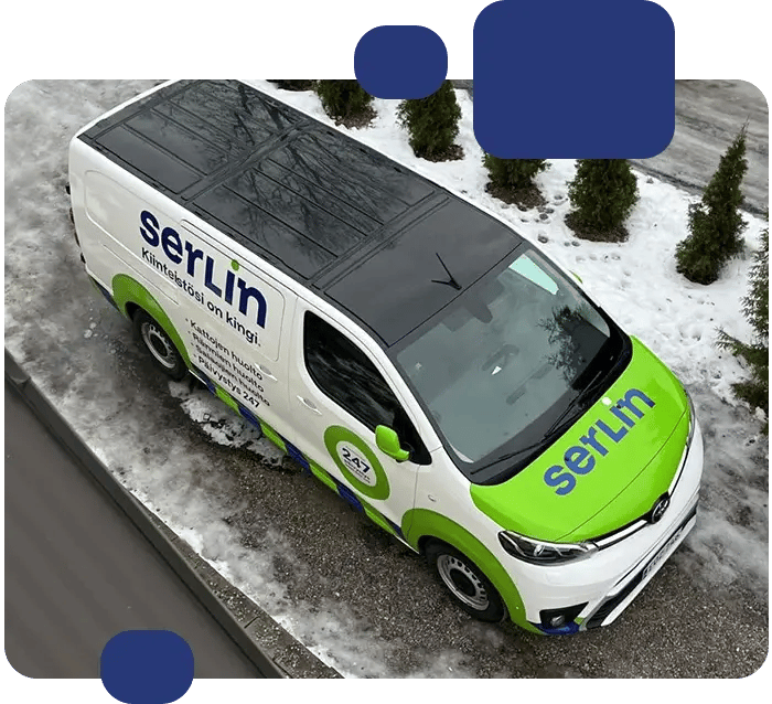 Serlin työauto kuvattuna ylhäältäpäin taloyhtiön pihalla.