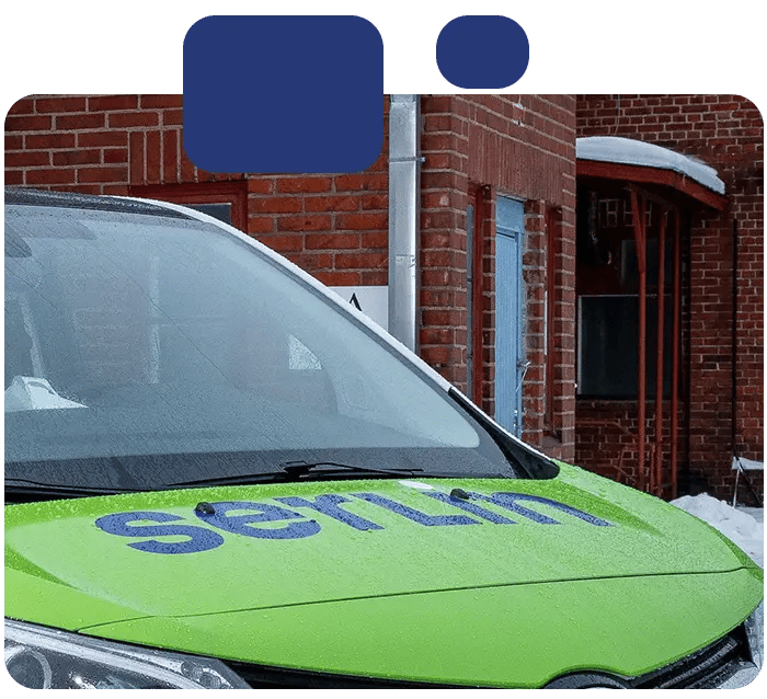 Serlinin pakettiauto asiakasyrityksen pihalla kuvattuna.