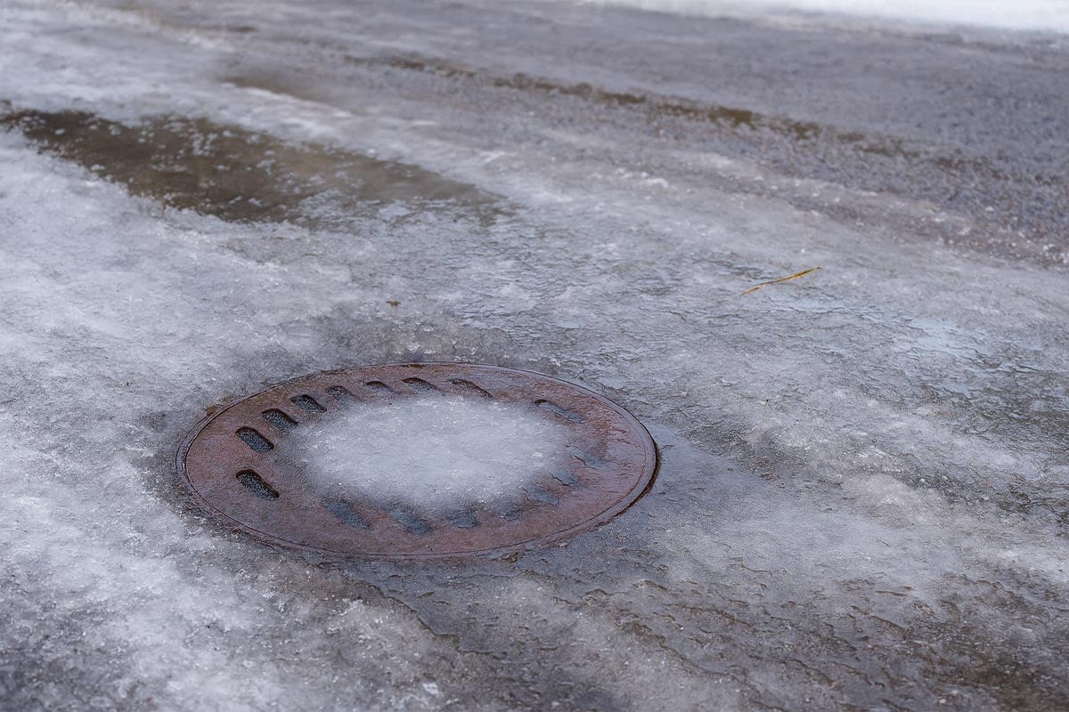 Tässä kaivossa ei ole sadevesikaivon jäätymissuojaa, joten se on jäätynyt.