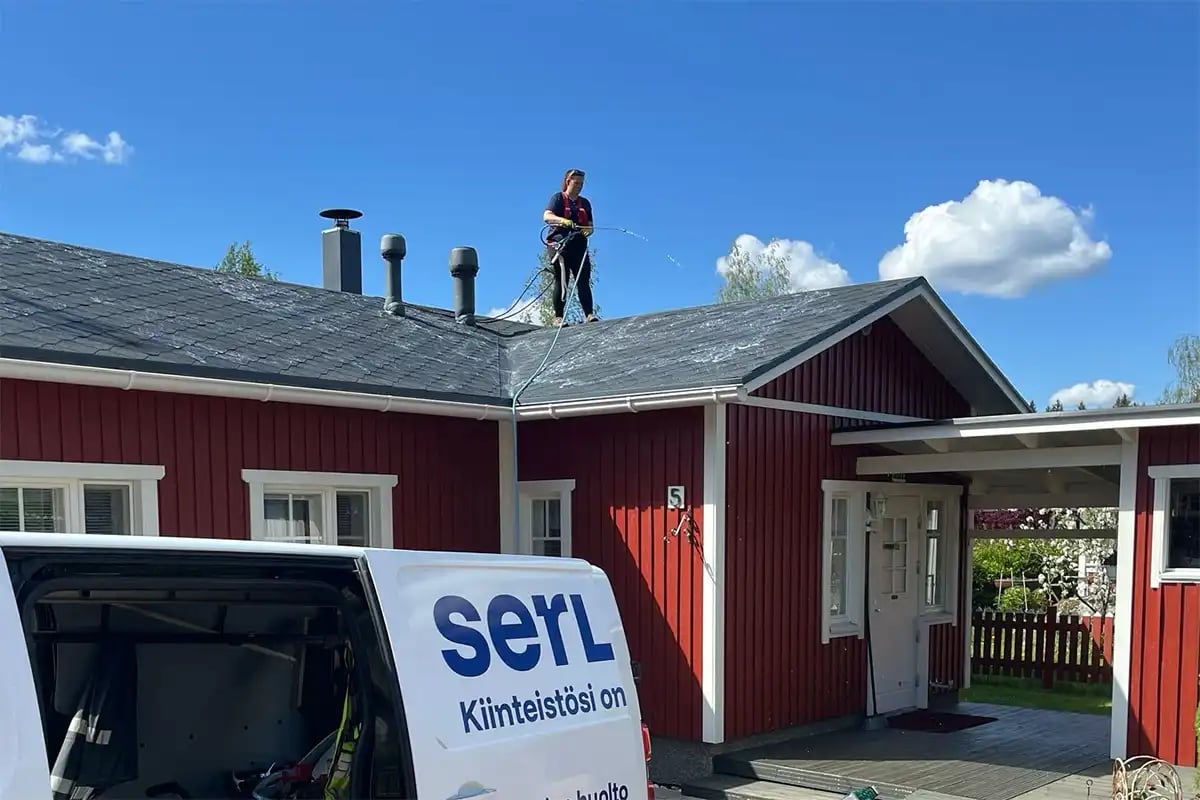 Huopakatoilla pesu ja sammaleen poisto vaatii varovaisuutta, jotta katemateriaali ei vaurioidu.