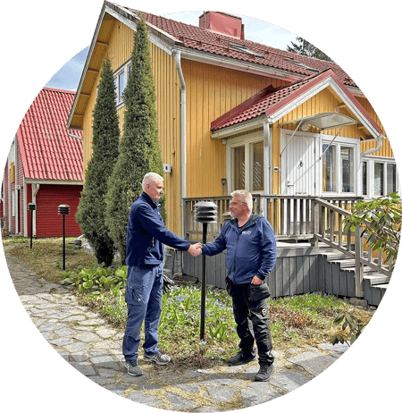 Mika kättelee asiakasta toteutetun kattohuollon jälkeen. Mika kättelee asiakasta toteutetun kattohuollon jälkeen.
