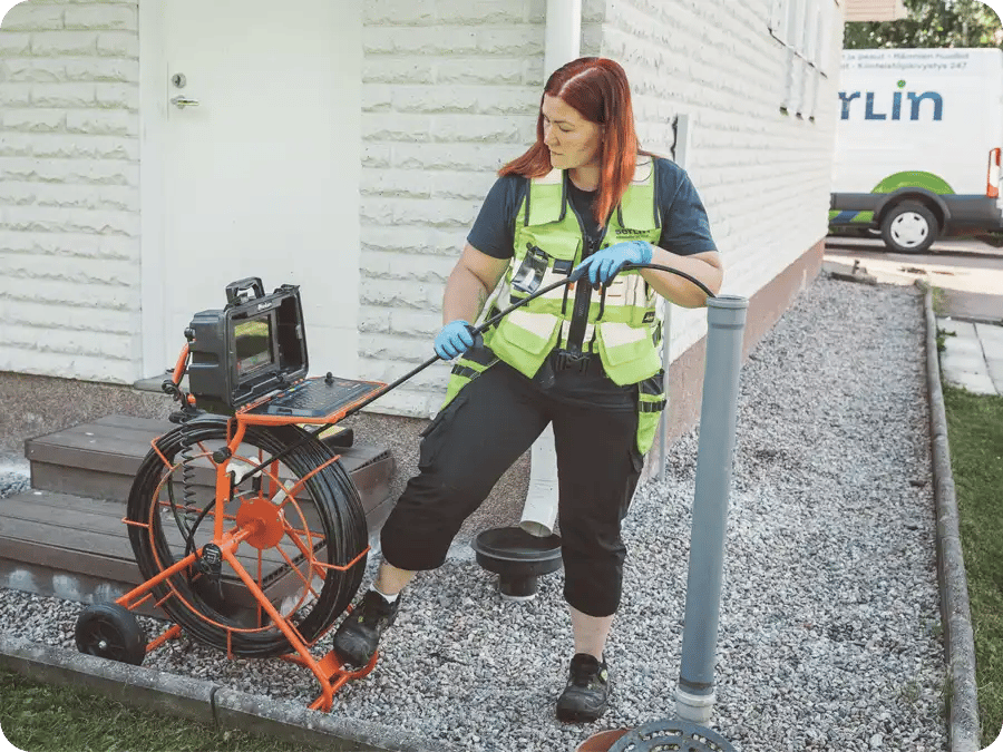 Mira suorittamassa salaojakuvausta asiakkaan omakotitalon pihalla.