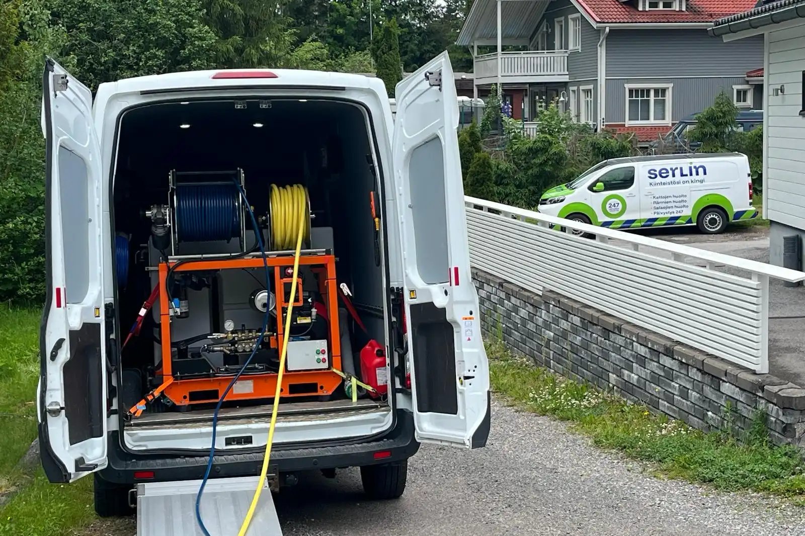 Serlin käyttää salaojatarkastukseen ja -huuhteluun ammattilaisten menetelmiä ja laitteita.