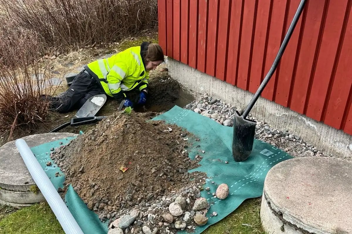 Salaojien koekaivuu on tehokas tapa selvittää valesokkelin kunto.