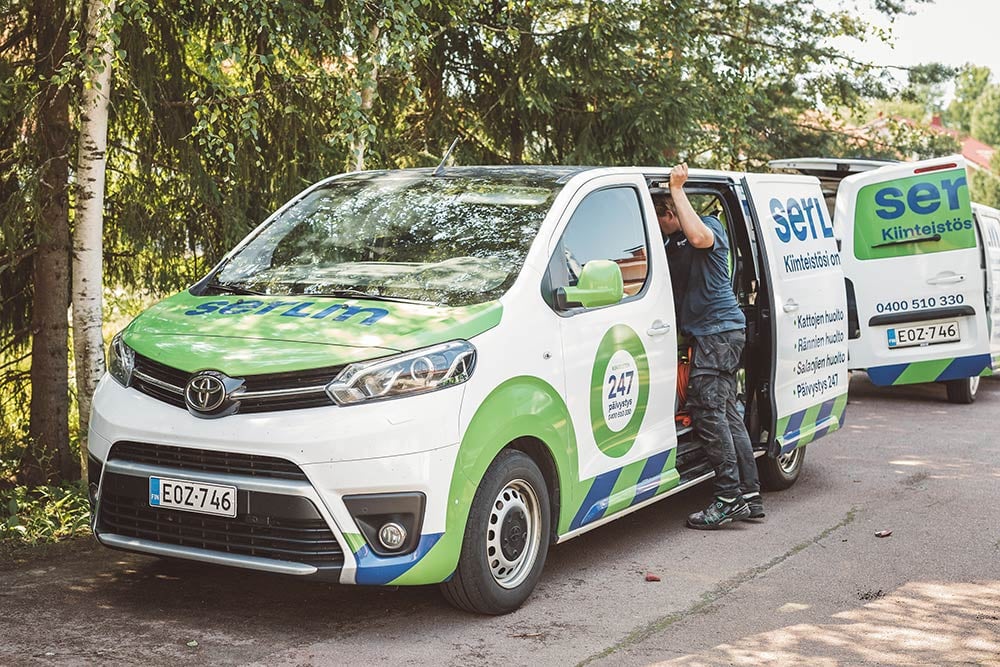 Serlinin huoltoauto asiakkaan pihalla.