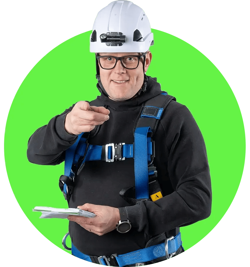 Iloinen Juha Hyväri osoittaa kameraa sormellaan.