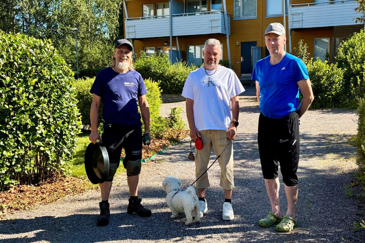 Jani Raatikainen, Petri Wallius ja Petri Svärd Trappakseniityn taloyhtiön pihalla.