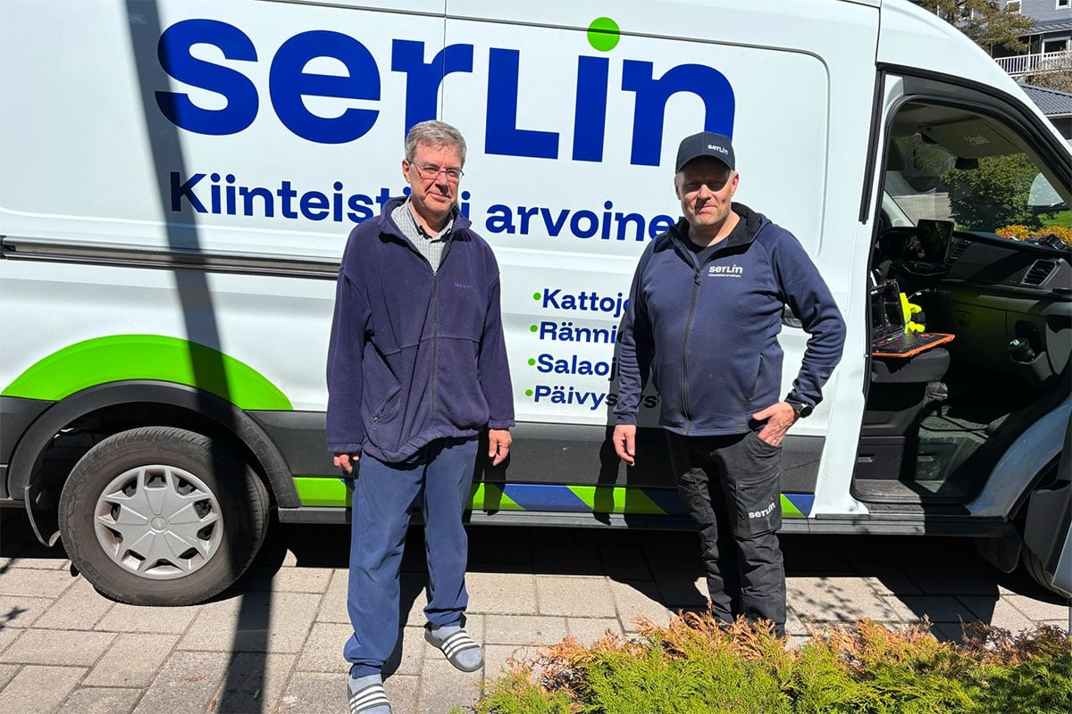 Timo Kallio ja Juha Hyväri Serlinin huoltoauton edessä.